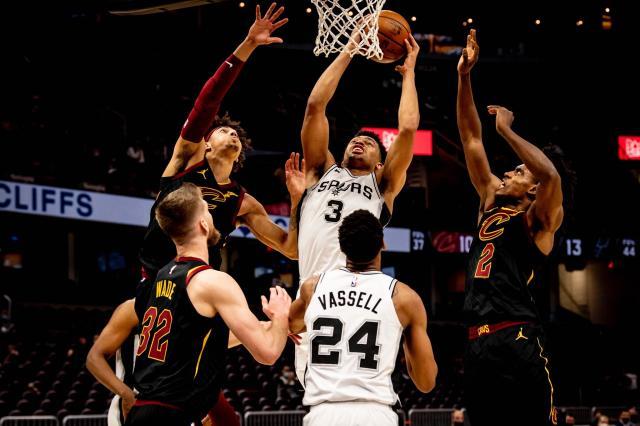 开云体育-身高不足2米砍下双20 马刺小将活力十足比肩邓肯