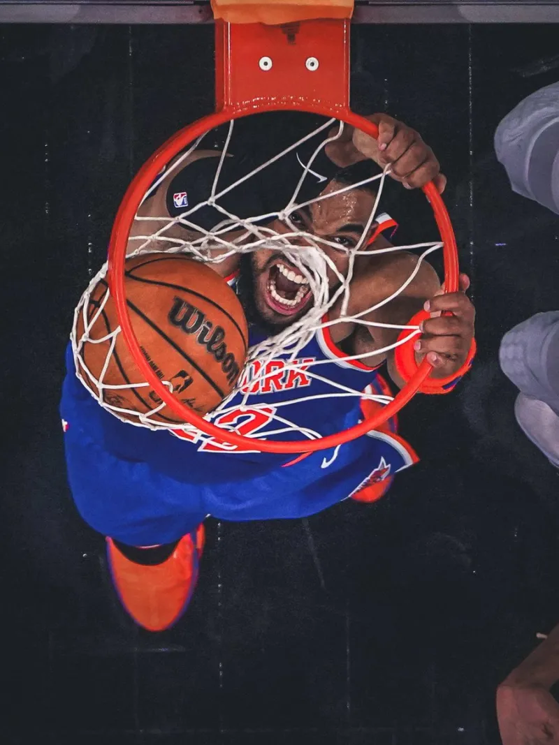 开云娱乐-半场砍下17分！NBA官方分享唐斯无视防守双手暴扣的霸气瞬间